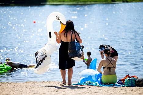 Maan eteläosiin on ennustettu vielä perjantaista sunnuntaihin noin 27–28 astetta. Ihmiset nauttivat rantapäivästä Helsingissä Pikkukosken uimarannalla kesäkuun lopussa.