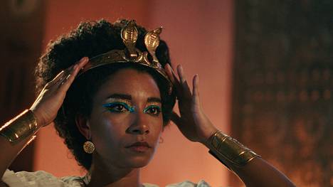 Brittinäyttelijä Adele James onnistuu kuningatar Kleopatran roolissa.