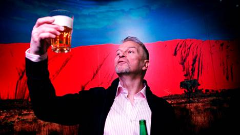Eikan pubin ravintoloitsija Eino ”Eikka” Lehtinen otti baarissaan käyttöön lasinsuojat tyrmäystippojen ehkäisemiseksi. Kuvassa Lehtinen maistelee olutta vuonna 2012.
