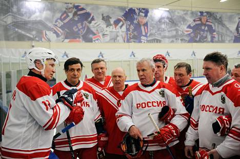 Vladimir Putin (vas.) pelasi vielä joulukuussa jääkiekkoa venäläisten kiekkolegendojen kanssa Strelnassa Pietarin lähistöllä.