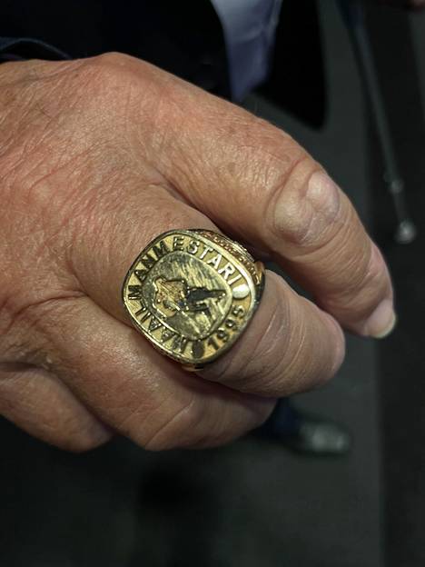 Lindström's finger sparkles with a championship ring from 1995.