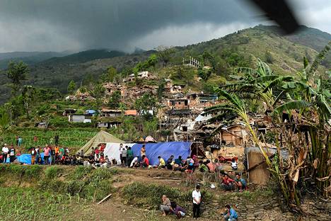Nepalilaiset odottivat perjantaina intialaista avustuskuljetusta Gorghan alueella.
