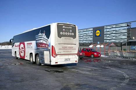 Lappeenrannan ja Pietarin väliä liikennöivä reittibussi kuvattuna Lappeenrannassa 1. maaliskuuta 2022.