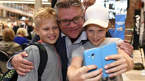 Poliitikon kanssa saa ottaa selfien. Leevi Joutsenlahti ja Viljami Leivo poseeraavat perussuomalaisten puheenjohtajan Timo Soinin kanssa Porissa.