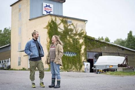 Rymättylän Röölässä oli ennen vilkas sillisatama ja kalanjalostustehdas. Nyt Hannes (vas.) ja Anni Mikkelsson tekevät siellä teatteria.