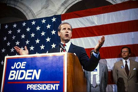 Kesäkuussa 1987 senaattori Joe Biden ilmoitti tavoittelevansa demokraattien presidenttiehdokkuutta. Yritys ei tuottanut tulosta, ja puolueen ehdokkaaksi valittiin Michael Dukakis.