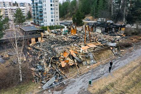 Vanha seurakuntatalo Keskisenkadulla Kaukajärvellä tuhoutui tulipalossa 21. huhtikuuta lähes täysin.