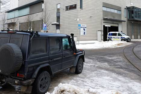 Poliisin maastoauto päivysti Helsingin Pasilan poliisitalolla torstaina puoliltapäivin.