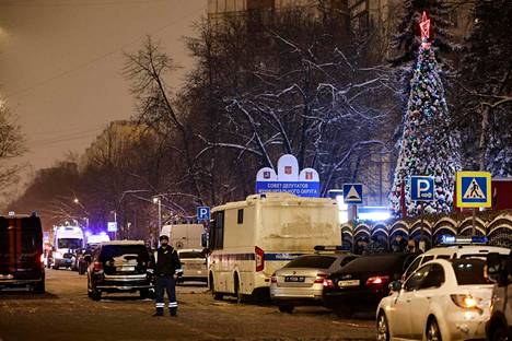 Poliiseja ja rikostutkijoita ampumapaikalla Moskovassa tiistaina.