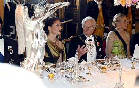 Suzanne Innes-Stubb, kuningas Kaarle XVI Kustaa ja ulkoministeri Elina Valtonen (kok) osallistuivat valtiovierailun illallisille tiistaina.