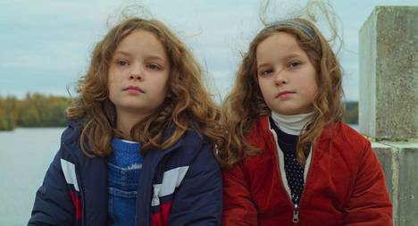 Kahdeksanvuotiaat Nelly (Joséphine Sanz) ja Marion (Gabrielle Sanz) kohtaavat Maja lapsuuden reunalla -elokuvassa.