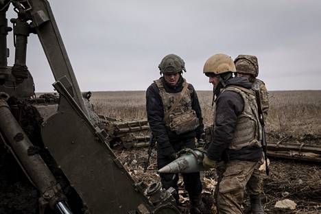 Украинские военные заряжают самоходную пушку 2С7 “Пион” в канун Нового года. Фото: Николь Тунг / MVPhotos