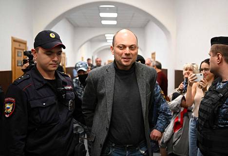 Oppositiopoliitikko Vladimir Kara-Murzaa vietiin oikeussaliin kuultavaksi viime vuoden lokakuussa Moskovassa.