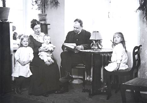 Noin nelikymppinen Bertel Jung perheineen vuonna 1910.