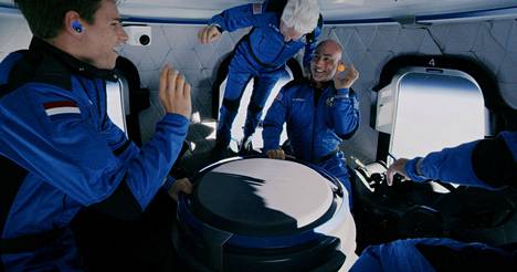 Miljardööri Jeff Bezosin veli Mark Bezos leikki pallolla avaruuslennolla tiistaina. Mukana Bezosin veljesten kanssa reissussa olivat myös 82-vuotias Wally Funk (keskellä) ja yhtiön ensimmäinen maksava asiakas, hollantilaisteini Oliver Daemen.
