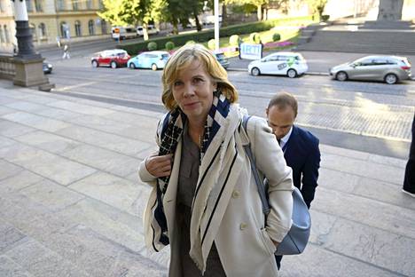 Oikeusministeri Anna-Maja Henriksson (rkp) saapumassa torstaina Säätytalolla järjestettyihin budjettineuvotteluihin.