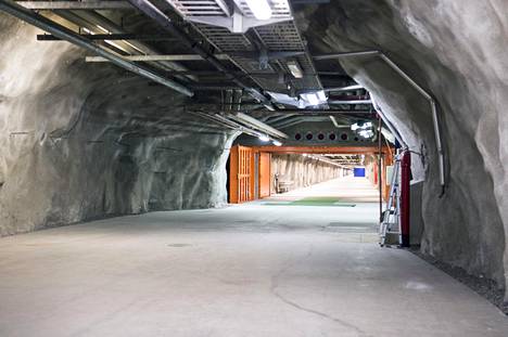 Ruoholahden entisen viinatunnelin linjasto purettiin, kun käyttö loppui vuonna 1993. Nyt tunneli on väestönsuoja.