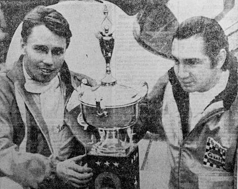 Leo Kinnunen (vas.) ja Pedro Rodríguez juhlivat Daytonan 24 tunnin ajon voittoa helmikuussa 1970.