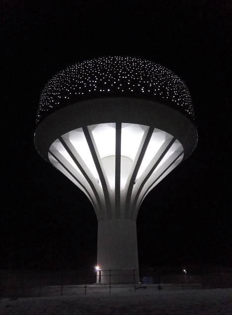 Hiekkaharjun uusi vesitorni valmistui alkuvuonna 2021. Tornissa on arkkitehtuuria korostava valaistus.