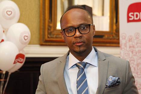 Abdirahim Hussein kuvattuna Sdp:n vaalivalvojaisissa hotelli Seurahuoneella keväällä 2017.