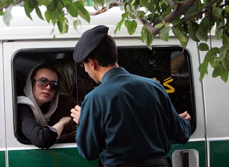 Siveyspoliisi jututti sopimattoman pukeutumisen vuoksi pidätettyä naista Teheranissa 23. heinäkuuta vuonna 2007.