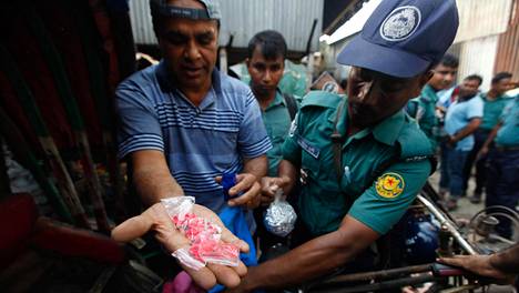 Bangladesh julisti kovaotteisen sodan pientä punaista pilleriä vastaan, mutta jopa miljoonat ehtivät tulla riippuvaiseksi ”hullusta lääkkeestä”