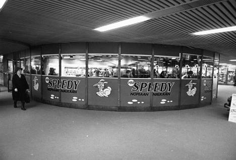 Elanto lähti kilpailemaan Wimpyjä vastaan Speedy-ravintoloilla, joiden tunnuksena oli jänis. Vuonna 1976 otetussa kuvassa on Asematunnelissa sijainnut Speedy.