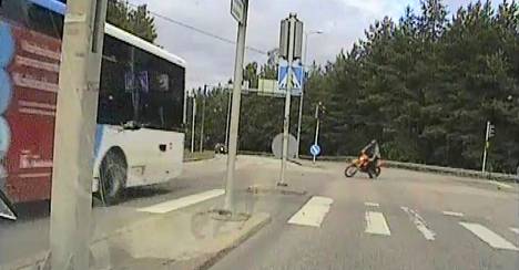 Poliisi kaipaa tietoja kuvan moottoripyöräilijästä.