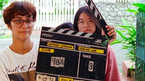 Sandi Tan (oik.) päätyi nuoruudessaan näyttelemään käsikirjoittamansa Shirkers-elokuvan pääosaa. Tuottajana ja klaffin käyttäjänä työskenteli Sophie Siddique Harvey.