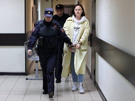 Svetlana Petritšukia kuljetettiin oikeussaliin perjantaina Moskovassa.
