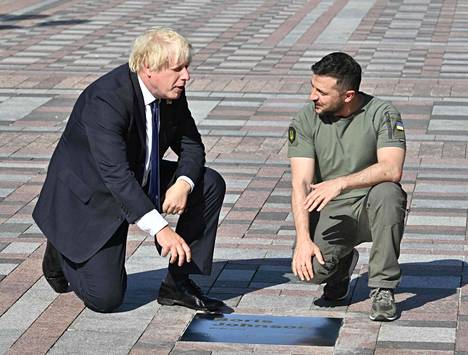 Pääministeri Boris Johnson vieraili Ukrainassa maan itsenäisyyspäivänä 24. elokuuta tapaamassa presidentti Volodymyr Zelenskyitä. Johnsonin ja Britannian vahvaa tukea Ukrainalle juhlistettiin muistolaatalla.