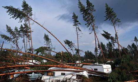 Trombi aiheutti suurta tuhoa Keski-Suomessa Hietasaaren matkailuvaunualueella Uuraisilla elokuussa vuonna 2010.