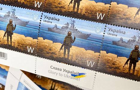 Ukrainan Posti julkaisi huhtikuussa postimerkin, jossa ukrainalaissotilas näyttää keskisormea Venäjän ohjusristeilijä Moskvalle.
