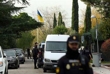 Espanjan poliiseja Ukrainan Madridin-suurlähetystön edustalla 30. marraskuuta 2022. Suurlähetystöön oli toimitettu kirjepommi, jonka lähettäjäksi epäillään espanjalaista eläkeläismiestä.