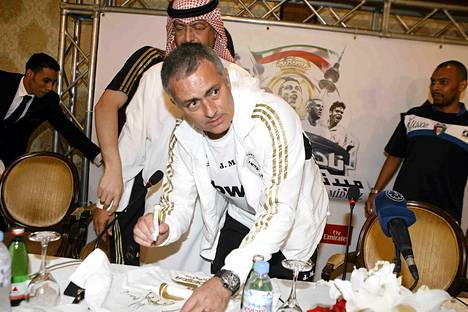 Jose Mourinho jakoi nimikirjoituksia Kuwaitissa pelatun ystävyysottelun yhteydessä.