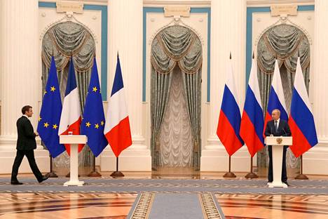 Ranskan Emmanuel Macron ja Venäjän Vladimir Putin tiedotustilaisuudessa Moskovassa.