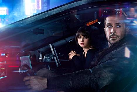 Ryan Gosling (oik.) esittää poliisi K:ta ja Ana de Armas hologrammi Joita Denis Villeneuven elokuvassa Blade Runner 2049.