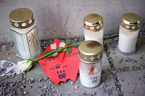 Latokartanossa sijaitsevan surmatalon rapun edustalle oli tuotu tiistaina kynttilöitä.