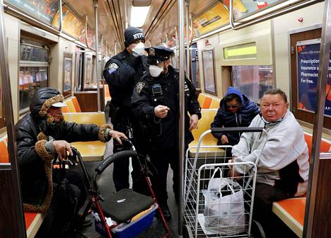 New Yorkin poliisi poisti matkustajia metrosta, jossa oli juuri alkamassa desinfiointi ja siivous koronaviruksen leviämisen estämiseksi. Kuva otettu 7. toukokuuta.