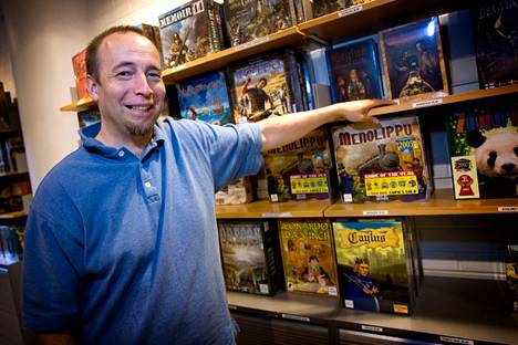 Tony Niittymäki kuvattuna Lautapelit.fi-kaupassa vuonna 2008. Niittymäki kertoo, että heidän pelinsä yritetään aina valmistaa Euroopassa, mutta erityisesti muoviosia sisältävät pelit tehdään Kiinassa.