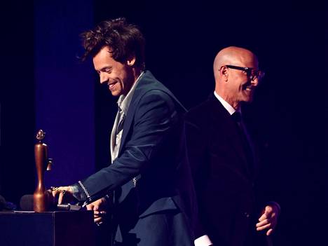 Harry Styles vastaanotti Vuoden albumi -palkinnon näyttelijä Stanley Tuccilta.