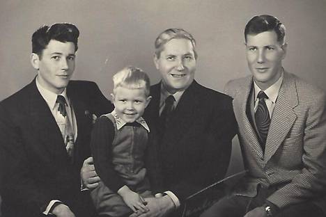 Vuonna 1951 otetussa Alestalojen perhekuvassa ovat Kalevi (vas.), hänen poikansa Kalevi nuorempi, Edvard ja Erkki.
