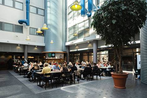 Opiskelijoita ruokailemassa Unican Pharma Delica -opiskelijaravintolassa Turun Kupittaalla. 