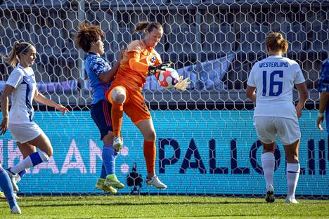 Tinja-Riikka Korpela nappasi pallon käsiinsä maaottelussa Japania vastaan.