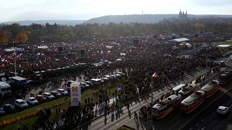 Jopa 250 000 ihmistä osoitti mieltään pääministeriä vastaan Tšekissä