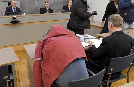 Syytetty, vuonna 1982 syntynyt mies piileskeli Rikosseuraamuslaitoksen takin alla käräjäoikeudessa Hyvinkäällä 12. maaliskuuta.