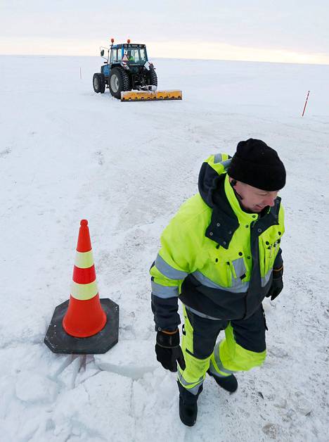 Touhu-Palvelut Oy:n toimitusjohtaja Juha Toppi asetteli tolppia Hailuodon jäätielle vuosi sitten. Silloin se avattiin tammikuun lopussa.