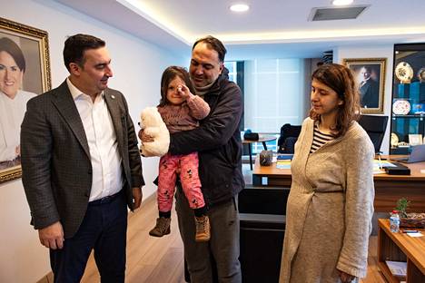 Maanjäristysalueelta paenneen perheen isä Mehmet Korman pitää sylissään 2,5-vuotiasta tytärtään Birce Dünya Kormania. Perheen äiti Burcu Çağla Korman ja Hyvä-puolueen varapuheenjohtaja Burak Akburak seisovat ympärillä. 