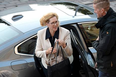 Työministeri Tuula Haatainen saapui torstaina hallituksen neuvotteluihin Säätytalolle Helsingissä.