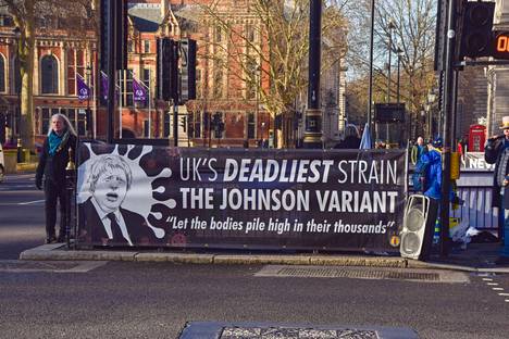 Pääministeri Boris Johnsonin vastainen mielenosoitus Lontoossa keskiviikkona. Banderollin mukaan ”Johnsonmuunnos” on pahimman luokan koronavirus Britannialle.